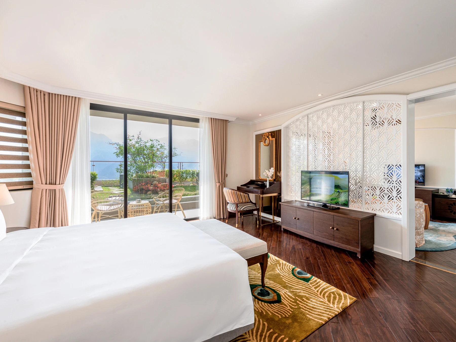 Mountain Suite with Balcony & Mountain View