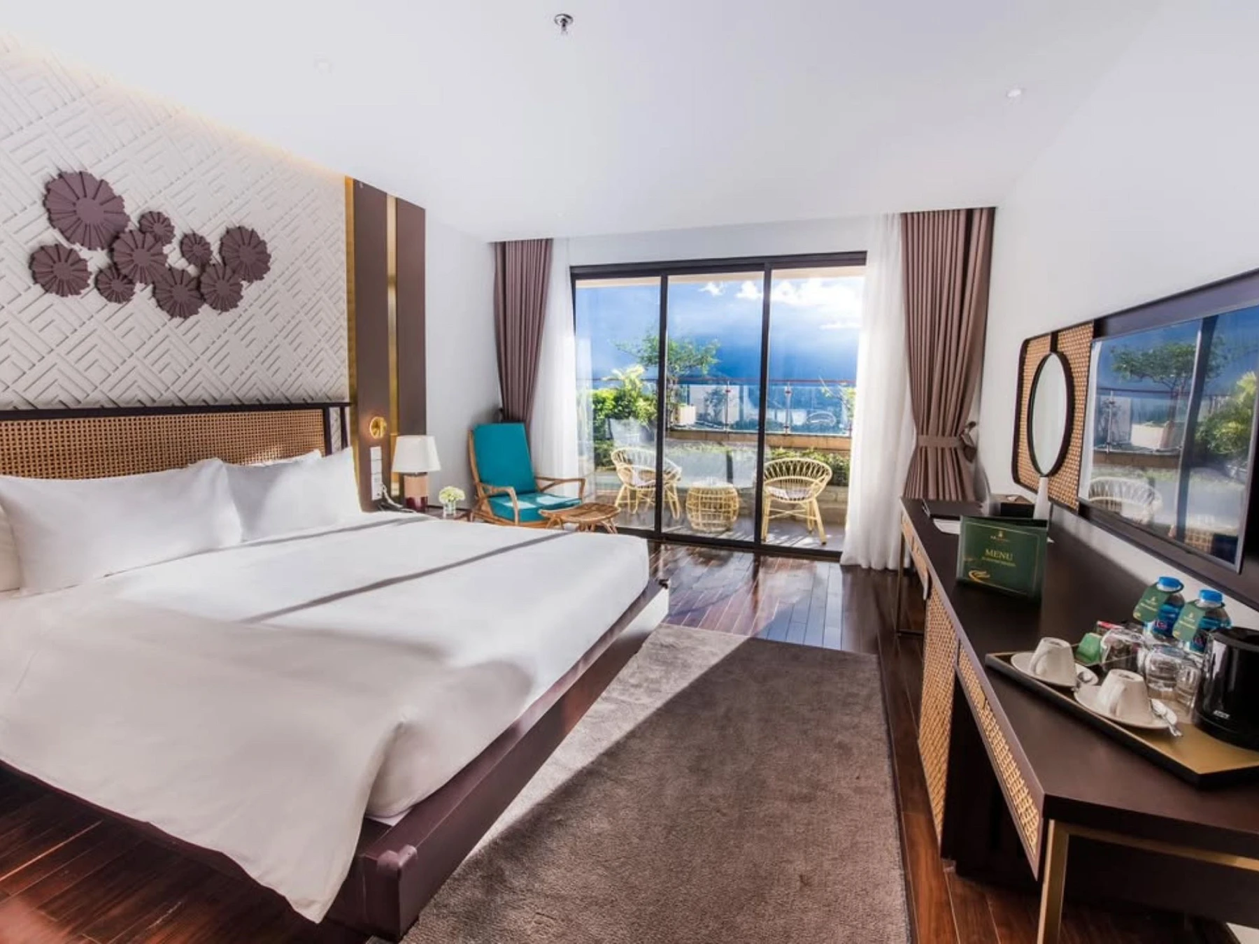 Premier Room with Balcony & Mountain View